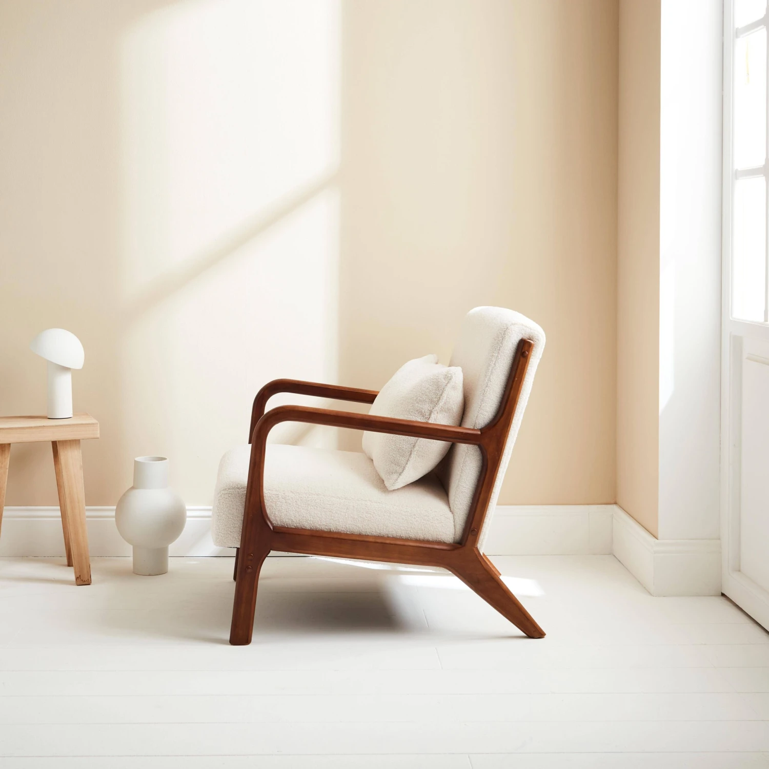 Fauteuil Scandinave Bouclettes Et Bois D'hévéa Teinté Noyer Clair – Image 2